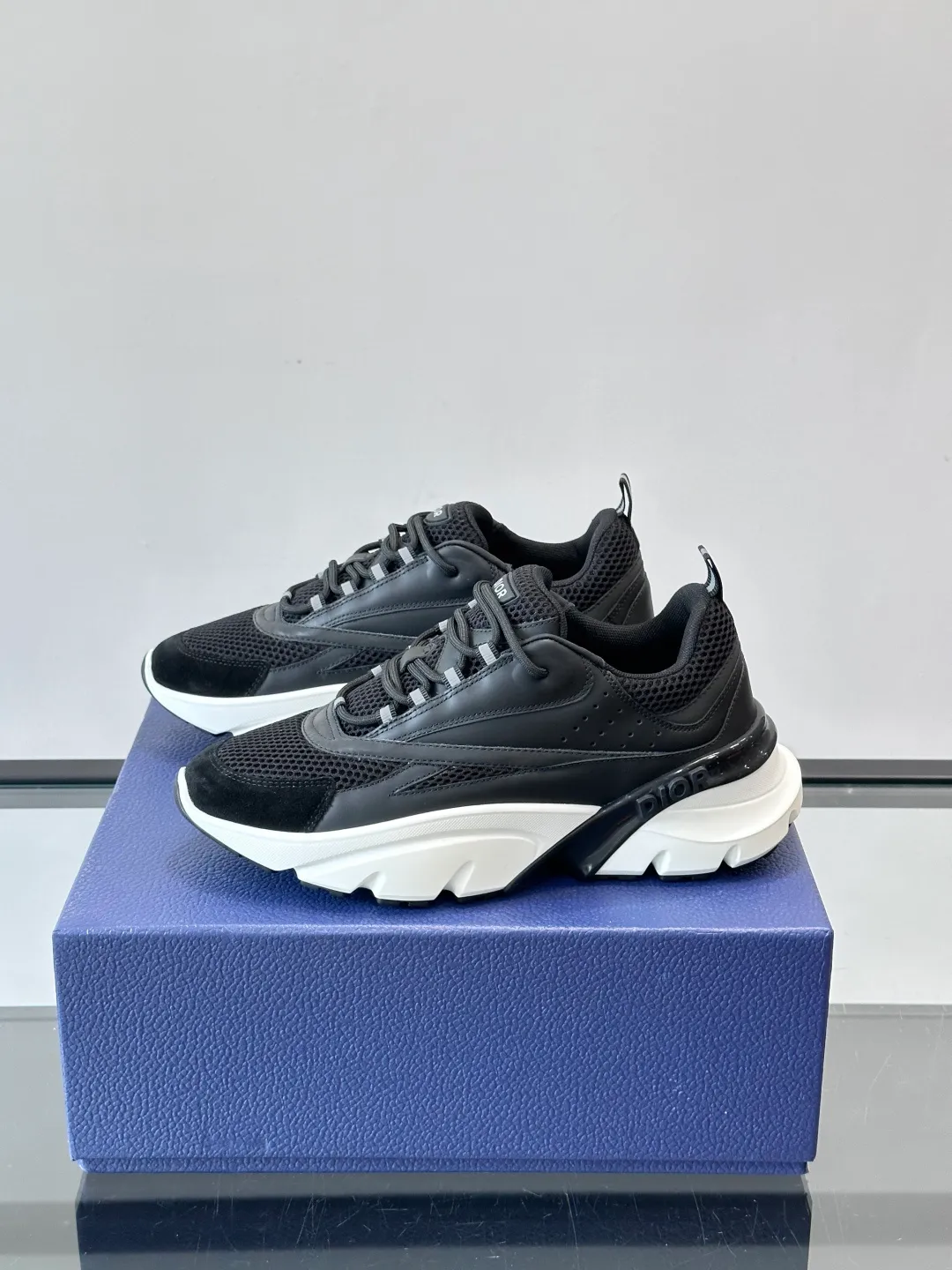 Men's shoes 💰p520 "Dior" B22 retro jogging shoes, inspired by classic jogging shoes, low-top thick sole design, cow leather + mesh fabric splicing, perfect texture and breathable. The black and white engraved rubber sole has great grip and comfort, and is OK for daily wear or sports! There is an embossed "CD" logo on the side of the shoe, which is low-key and recognizable. Rich colors, black and white, gray and blue, etc., versatile and fashionable, loved by European and American hip-hop circles and bloggers, a must-have for trendy wear size: 39-44 (customized at 45.46)